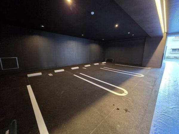 プレシャス ベース　駐車場　