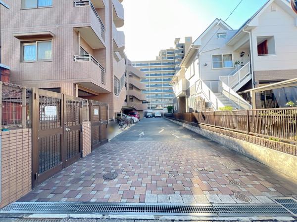 ヒューマインド下大利　駐車場　