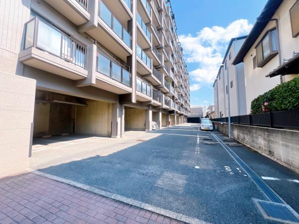 リーベスト春日公園　駐車場　敷地内の平置き駐車場1台駐車可能♪