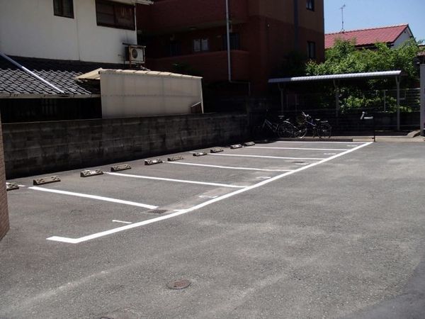 エトランゼ五番館　駐車場　